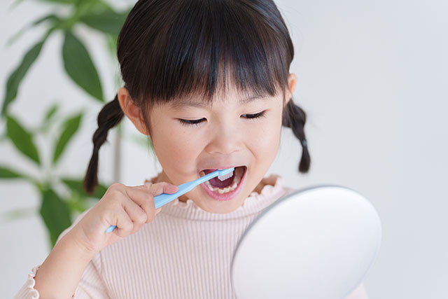 歯磨きするこども